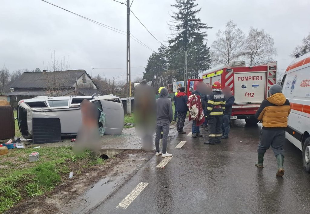 Un autoturism a ieșit în afara părții carosabile în localitatea Boroaia