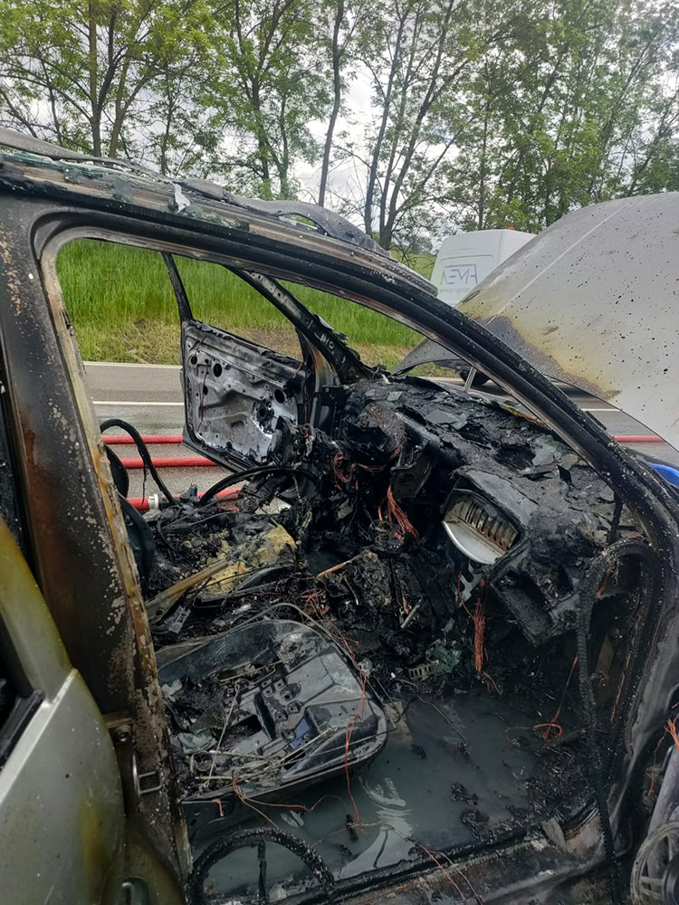 Incendiu la un autoturism în localitatea Bunești