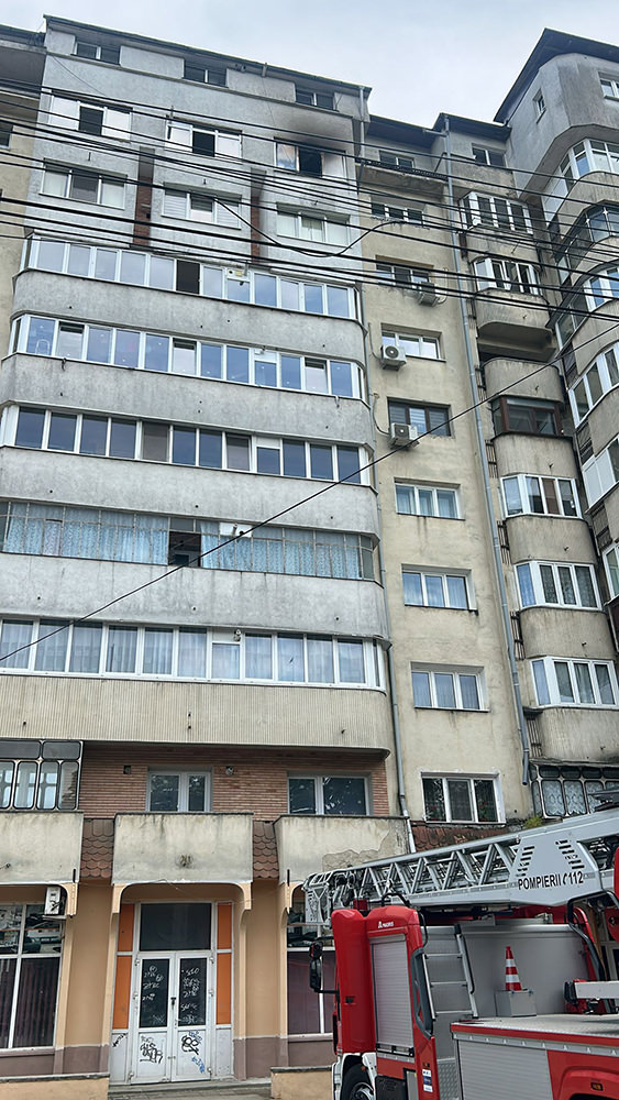 Douăzeci și cinci de persoane s-au evacuat dintr-un bloc din Suceava în urma unui incendiu