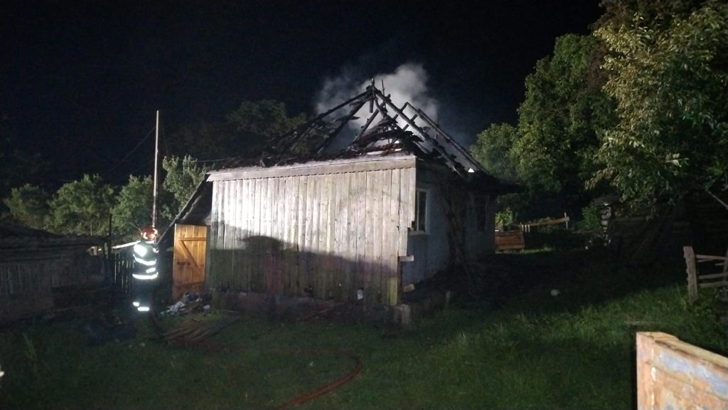 O casă de locuit din Drăgușeni a fost distrusă complet sâmbătă seară de un incendiu
