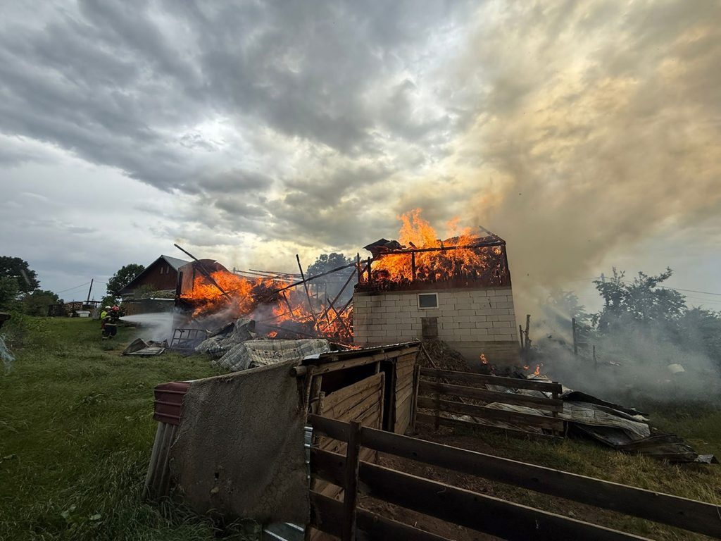 Pompierii militari și civili intervin pentru a stinge un incendiu la o anexă gospodărească în Bălăceana, reușind să salveze restul gospodăriei și mai multe animale.