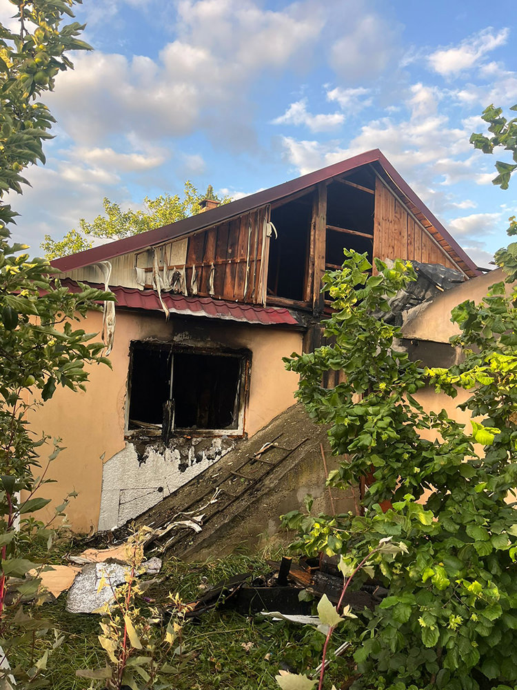 Pompierii militari și voluntari au salvat o casă din Corocăiești în urma unui incendiu izbucnit de la un cablu electric defect