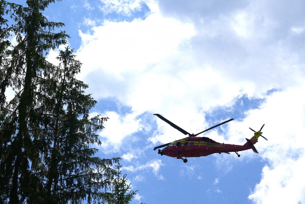 Pompierii suceveni, alături de numeroase alte structuri de intervenție, au desfășurat ieri un amplu exercițiu în Moldovița, simulând stingerea unui incendiu de pădure și salvarea unor turiști rătăciți