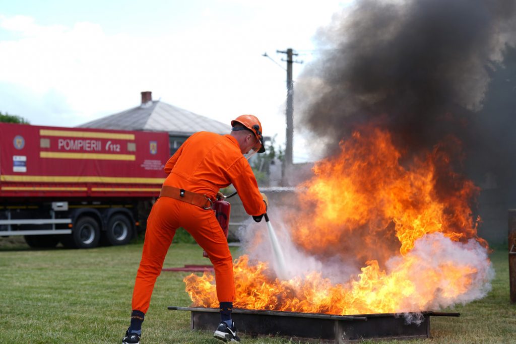 Pompierii voluntari și privați din județul Suceava și-au demonstrat duminică măiestria și aptitudinile în cadrul etapei județene a concursurilor profesionale