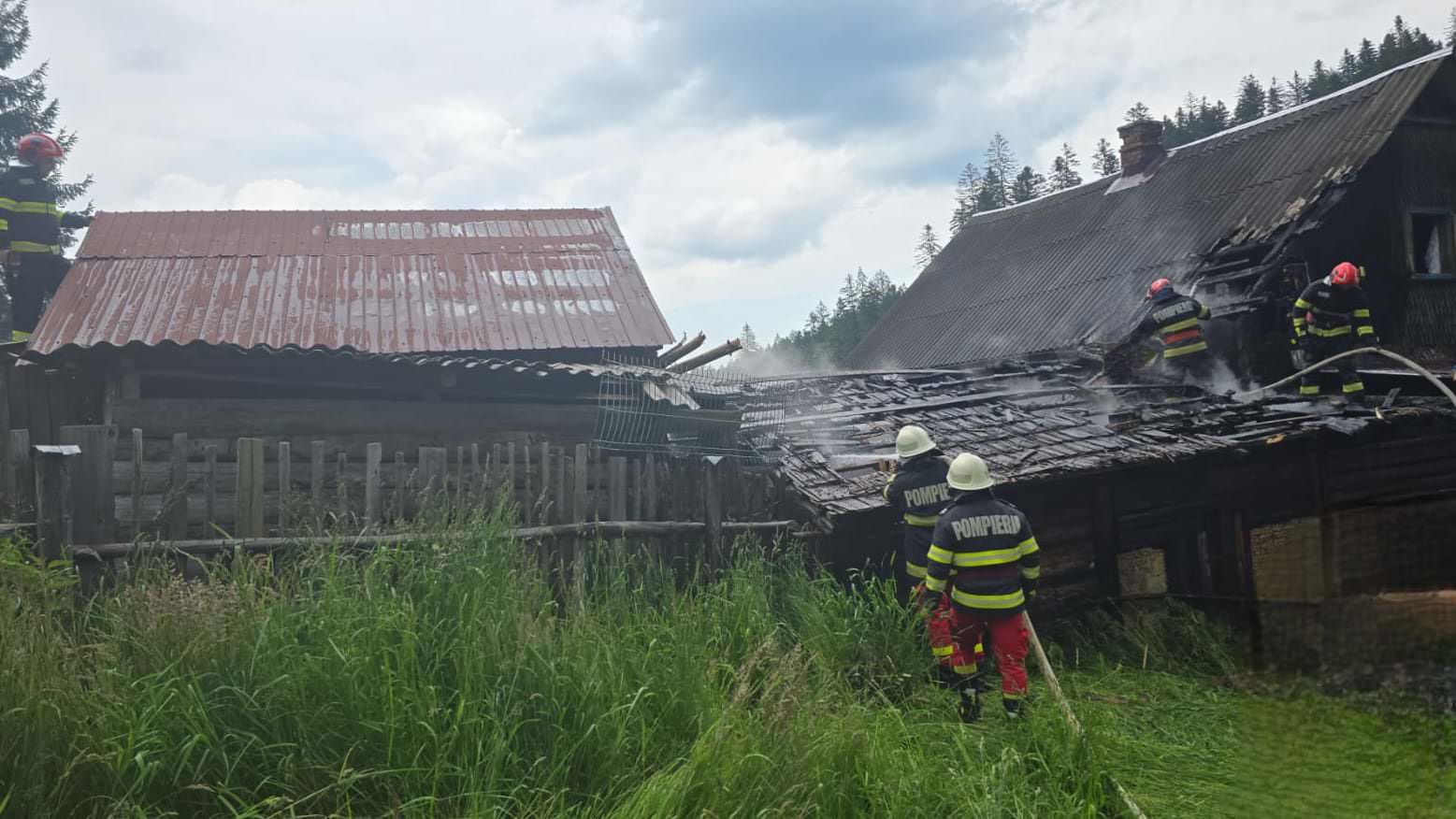 Un coș de fum neizolat corespunzător a provocat un incendiu la o gospodărie din Frasin