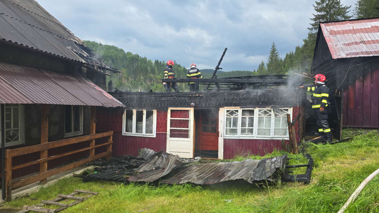 Un coș de fum neizolat corespunzător a provocat un incendiu la o gospodărie din Frasin