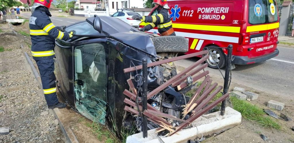 Un șofer a fost transportat la spital după ce a intrat cu mașina într-un cap de pod din localitatea Straja