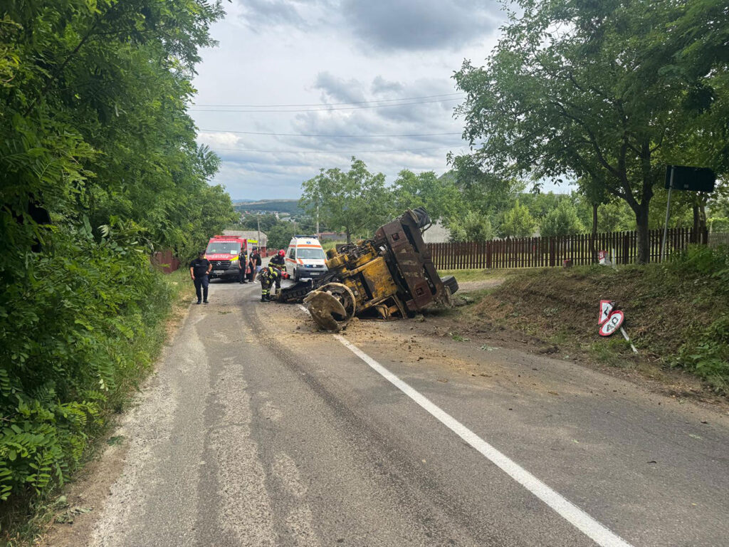 Conducătorul unui utilaj auto va fi transportat la spital după ce s-a răsturnat cu vehiculul pe carosabil, în localitatea Adâncata