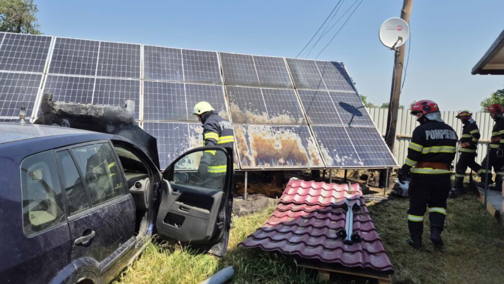 Incendiu la un sistem fotovoltaic din Siminicea, extins la o mașină parcată în apropiere