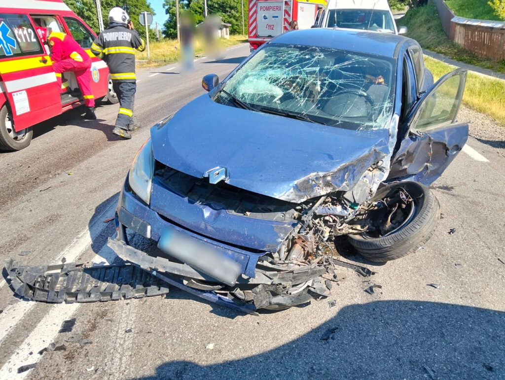 O femeie de 43 de ani și o minoră de 13 ani au fost transportate la spital în urma coliziunii dintre autoturismul în care se aflau și un autotren, în localitatea Drăgușeni