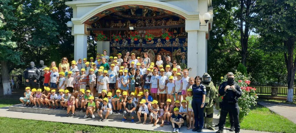 Polițiștii suceveni au fost prezenți la Școala de Vară Ion Creangă din Suceava pentru a le vorbi copiilor despre siguranța în vacanță