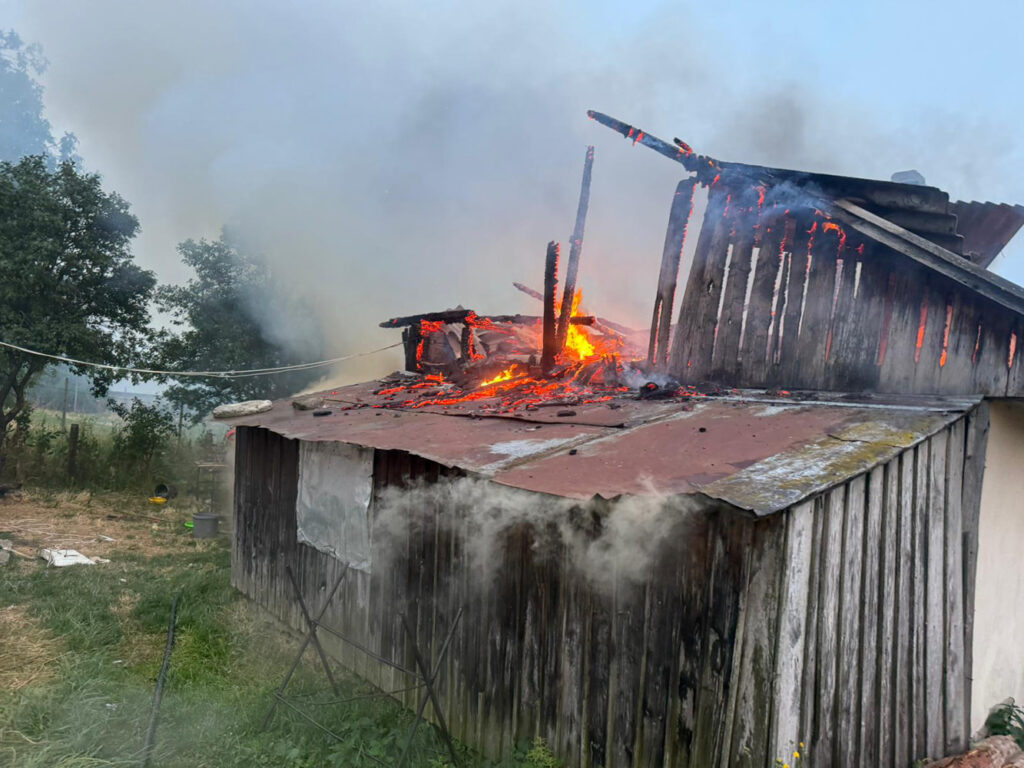 Pompierii militari și voluntari au intervenit pentru a stinge un incendiu care a distrus o locuință din Poiana