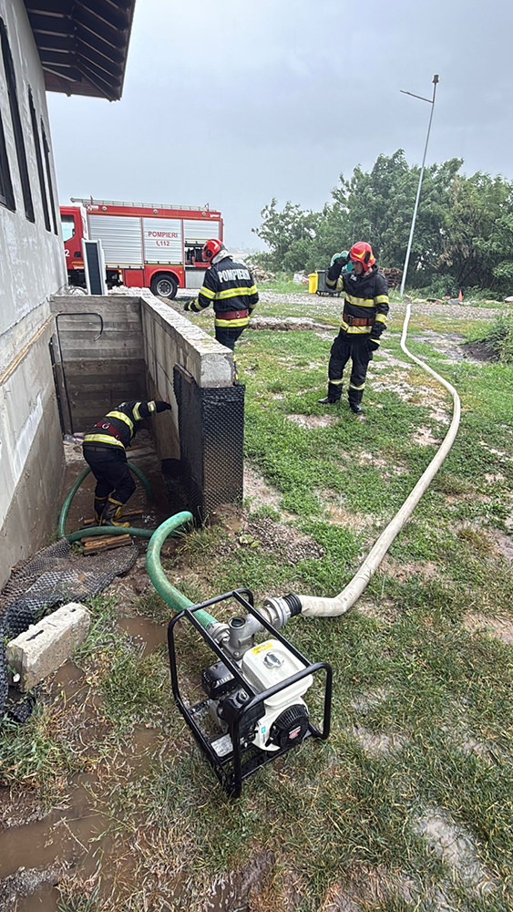 Pompierii suceveni au intervenit în mai multe locații din Șcheia și municipiul Suceava pentru a evacua apa din subsoluri și curți, în urma unor ploi torențiale
