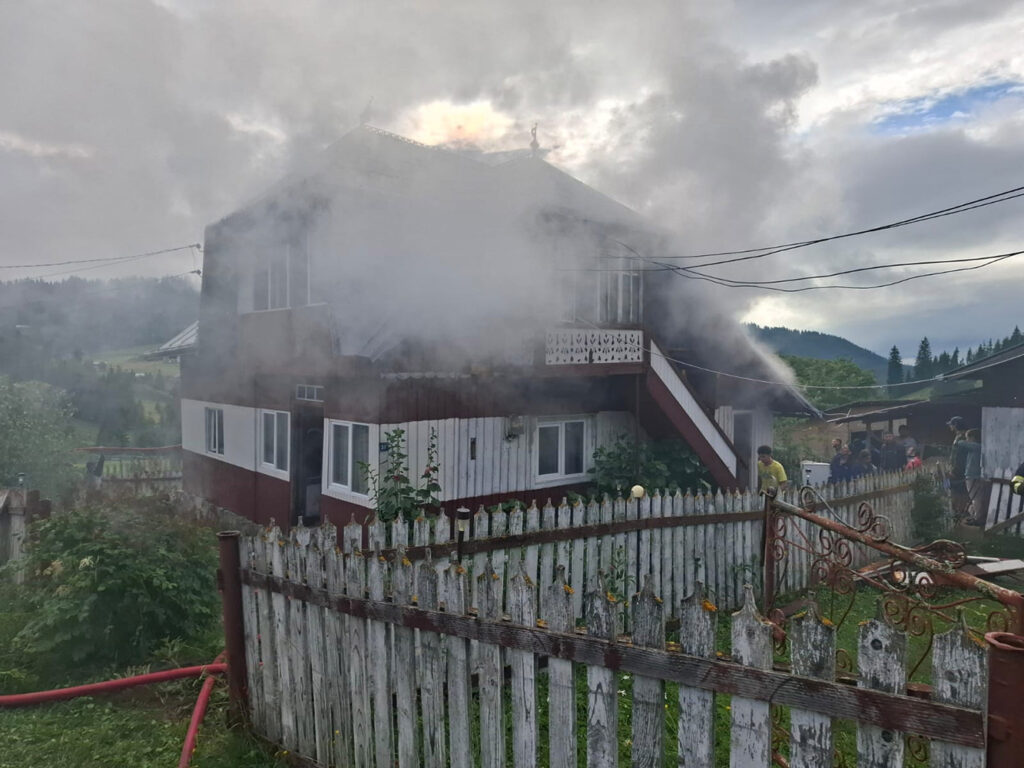 Un scurtcircuit electric a provocat aseară un incendiu care a distrus acoperișul și a afectat o mare parte dintr-o casă din localitatea Panaci