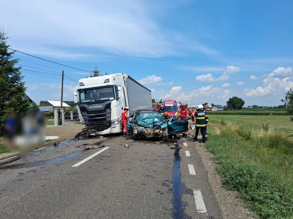 Un șofer a decedat în urma unei coliziuni între autoturismul pe care îl conducea și un autotren, accidentul având loc în această dimineață în localitatea Grănicești