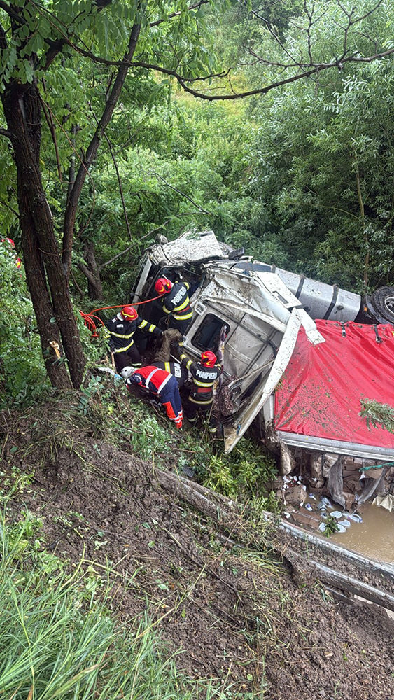 Un șofer de autotren a suferit multiple traumatisme și a fost descarcerat de pompieri în urma unei coliziuni cu un autoturism, în localitatea Dornești
