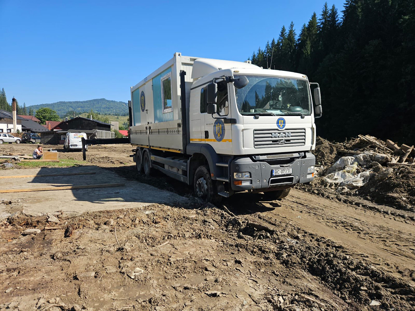 Încă 30 de construcții modulare au fost livrate la Broșteni pentru sinistrați, în urma unei noi intervenții rapide a Administrației Naționale a Rezervelor de Stat