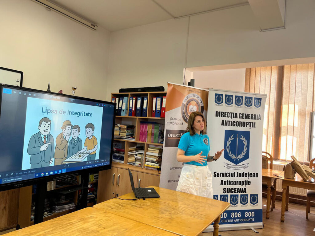 Ofițerii anticorupție i-au învățat pe elevii unei școli de vară din Liteni despre integritate, folosind personaje din literatura universală