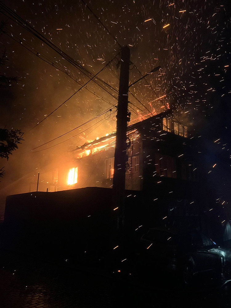 Un aparat electric lăsat sub tensiune a provocat un incendiu care a distrus un garaj auto și un autoturism în localitatea Marginea