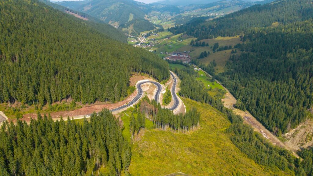 A fost turnat primul strat de asfalt pe drumul Panaci - Bilbor, șantierul complex care va scurta cu aproape o sută de kilometri drumul spre Harghita