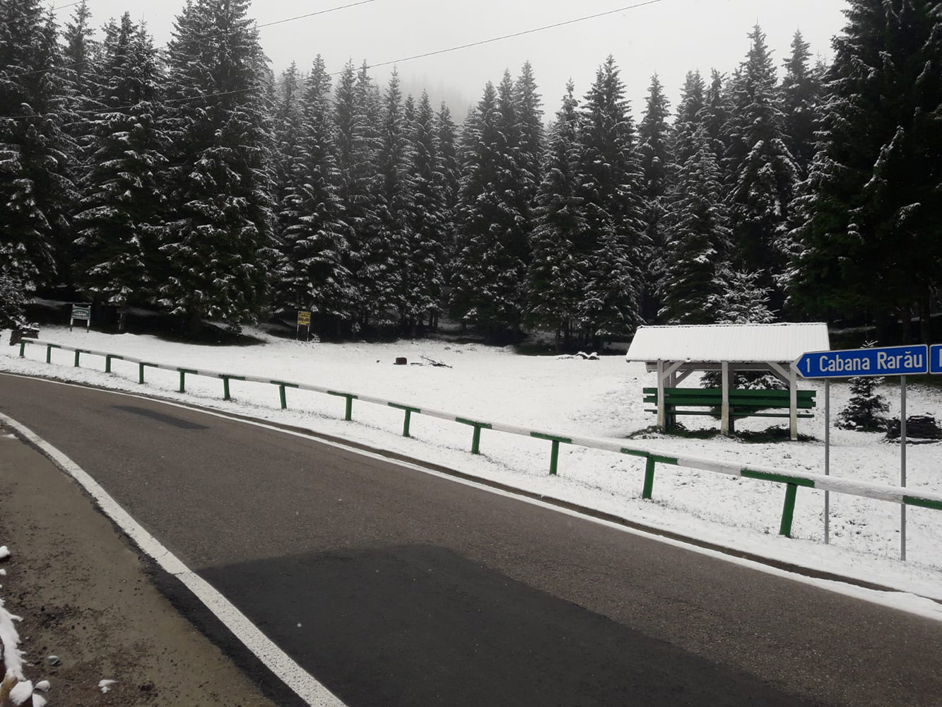 A nins la munte, iar pe Transrarău se circulă doar cu anvelope de iarnă