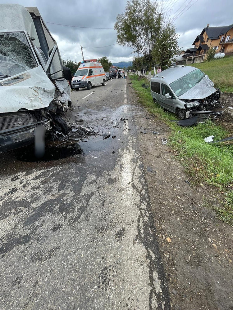 Doi bărbați au ajuns la spital în urma unui accident între o autoutilitară și un autoturism, la Arbore