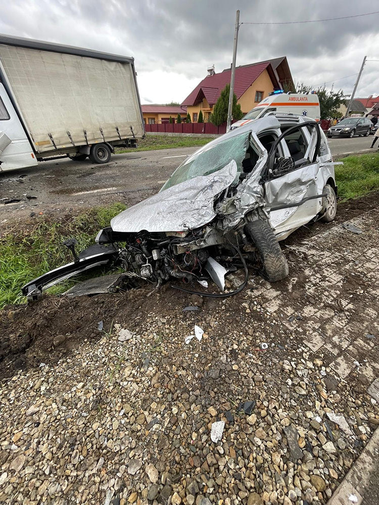 Doi bărbați au ajuns la spital în urma unui accident între o autoutilitară și un autoturism, la Arbore