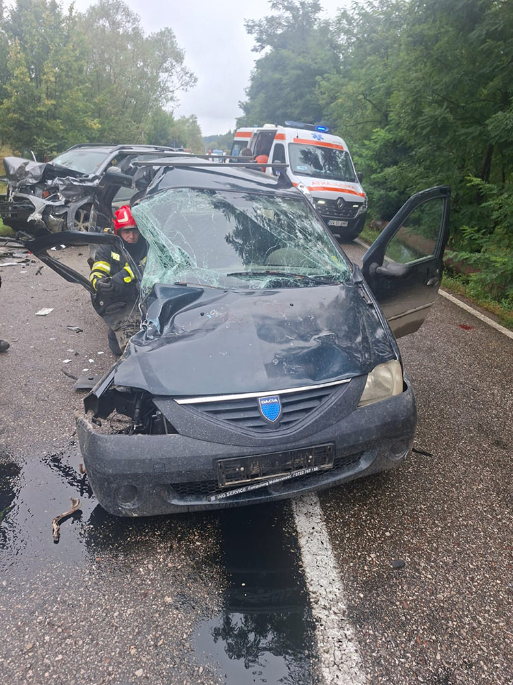 O persoană a decedat și alte trei au fost rănite, în urma unui accident produs între două autoturisme, în localitatea Păltinoasa