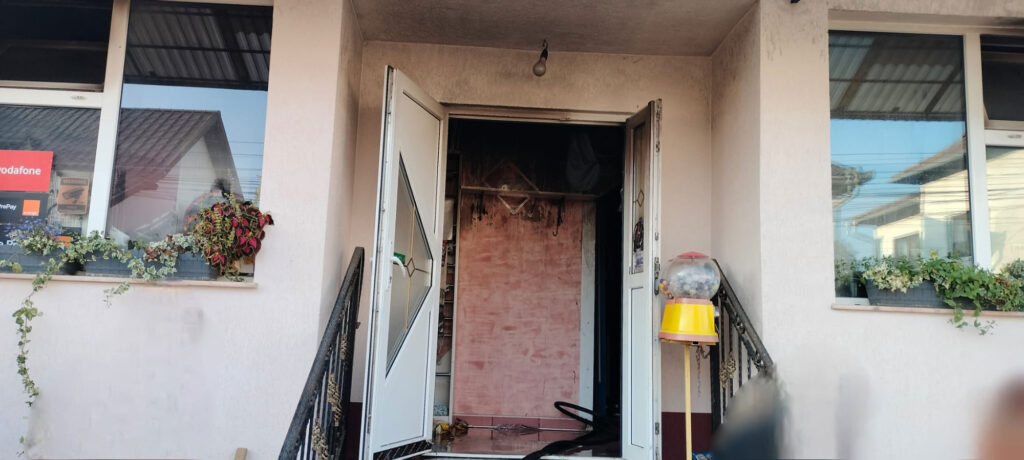 Un cablu electric defect a provocat un incendiu la un magazin din Frumosu, pompierii reușind să salveze locuința aflată la mansarda clădirii