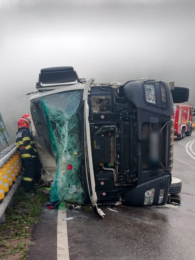 Un șofer a fost rănit și este transportat la spital, după ce autobasculanta pe care o conducea s-a răsturnat pe șosea în Pasul Mestecăniș