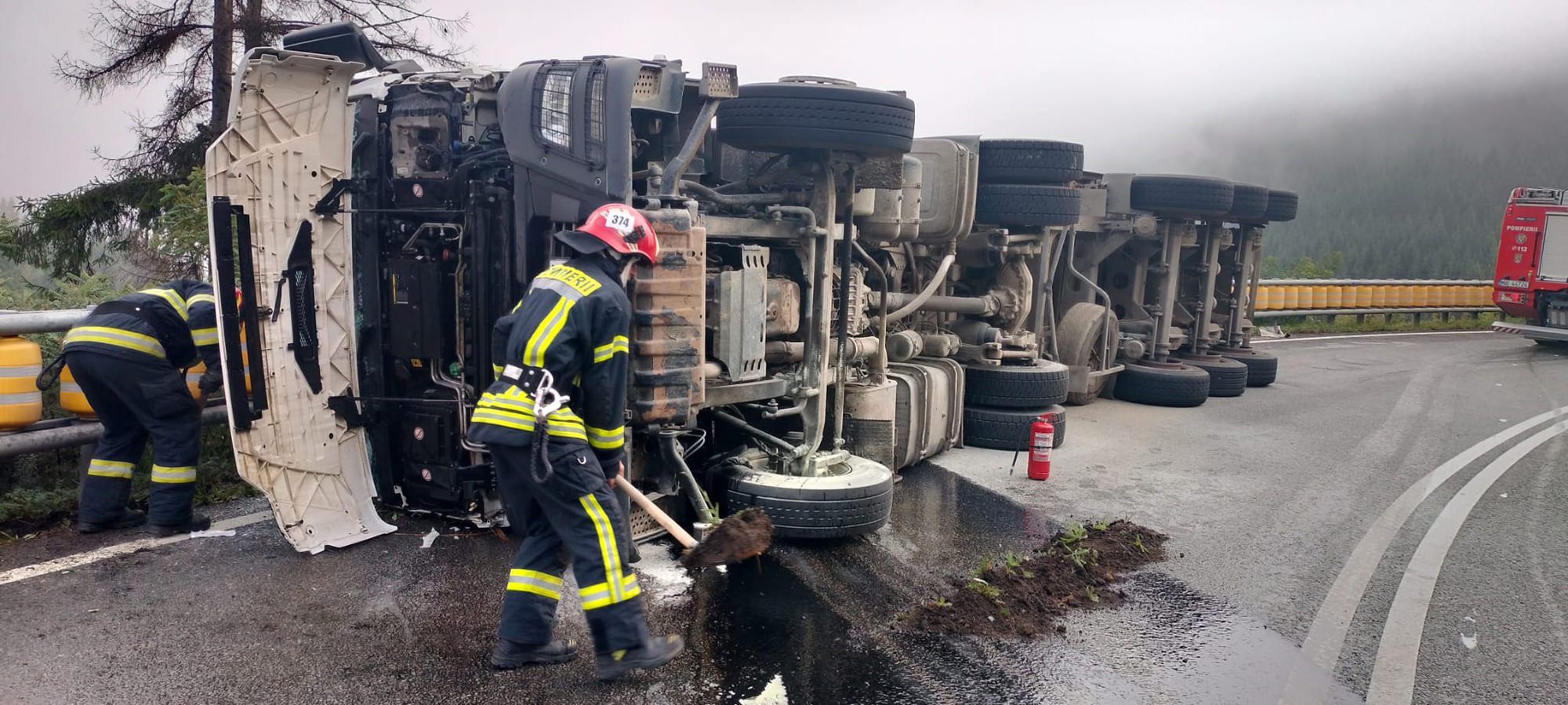 Un șofer a fost rănit și este transportat la spital, după ce autobasculanta pe care o conducea s-a răsturnat pe șosea în Pasul Mestecăniș