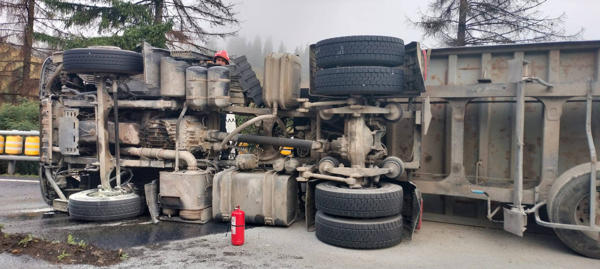 Un șofer a fost rănit și este transportat la spital, după ce autobasculanta pe care o conducea s-a răsturnat pe șosea în Pasul Mestecăniș