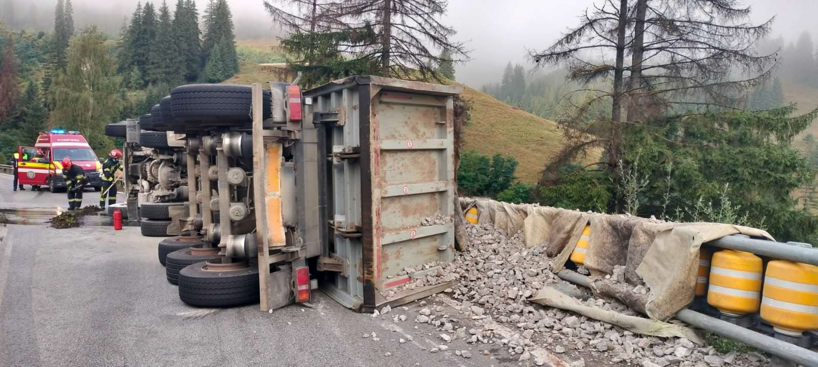 Un șofer a fost rănit și este transportat la spital, după ce autobasculanta pe care o conducea s-a răsturnat pe șosea în Pasul Mestecăniș