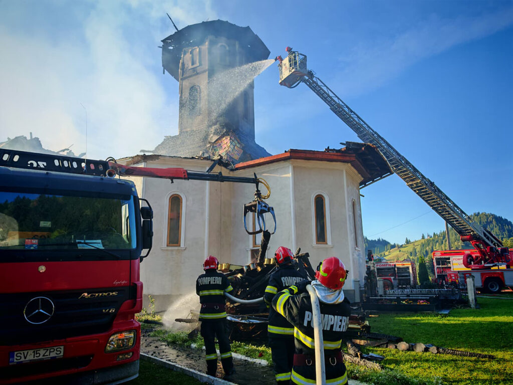 Zeci de pompieri militari și voluntari s-au luptat cu un incendiu care a distrus acoperișul și turlele bisericii din localitatea Botuș