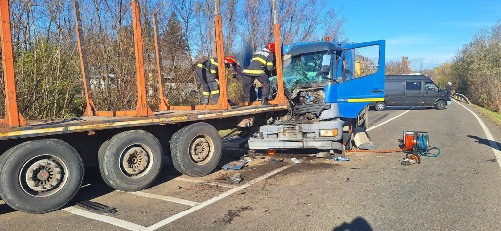Coliziune între două camioane și un autoturism la Bunești