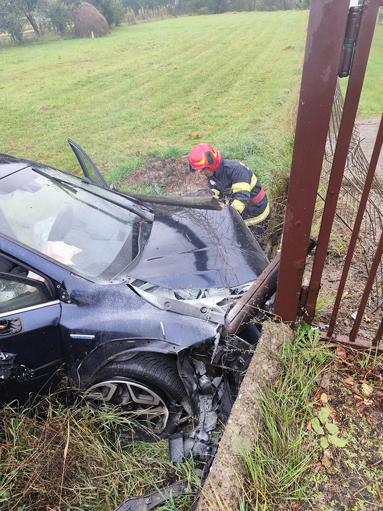 Două persoane au ajuns la spital în urma unui accident între un autoturism și un camion, în localitatea Vama