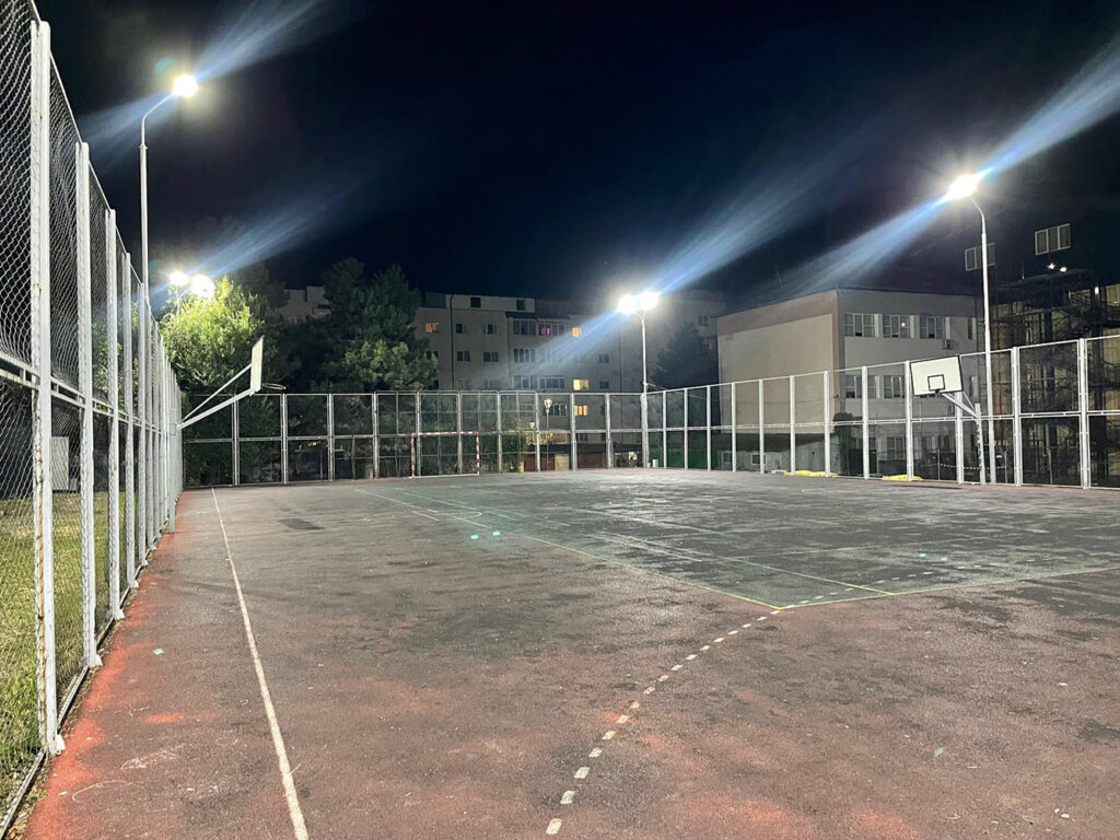 Terenul de sport de la Școala Gimnazială Numărul 8 din Suceava a fost reabilitat de primărie și redat gratuit comunității, după rezilierea unui contract