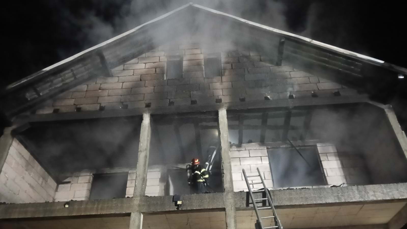Un bărbat de 46 de ani a fost salvat de pompieri dintr-o casă în flăcări, în localitatea Leucușești