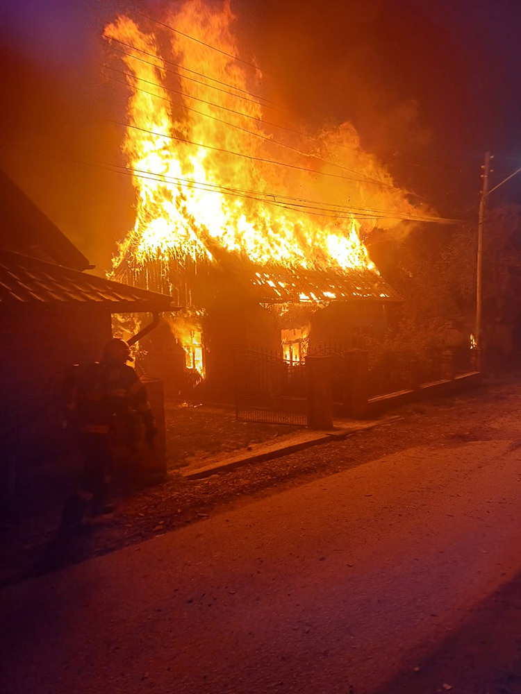 Un bărbat de 66 de ani a murit carbonizat în incendiul care i-a mistuit locuința din Gura Putnei
