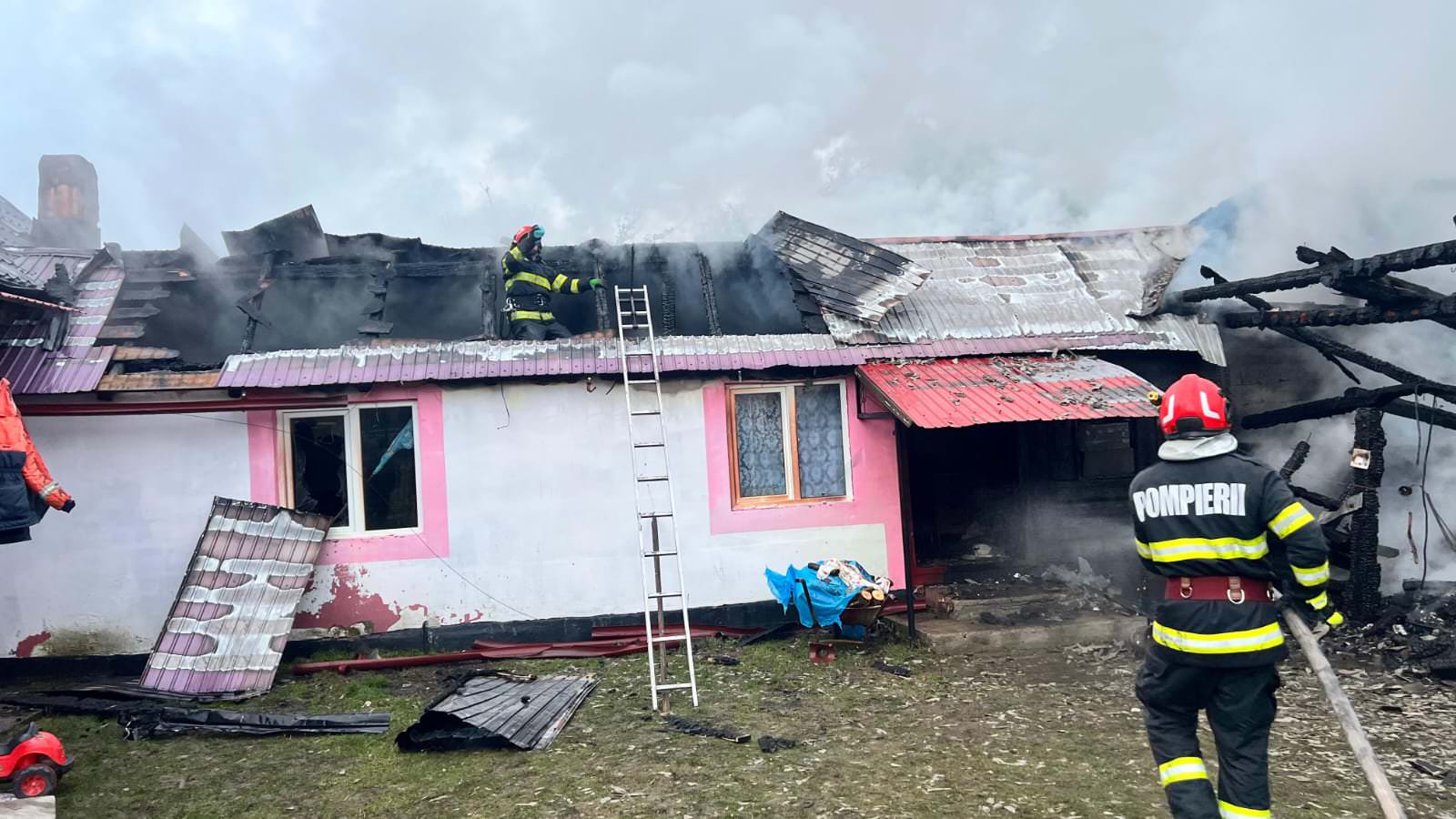 Un scurtcircuit a provocat un incendiu la o gospodărie din Ostra