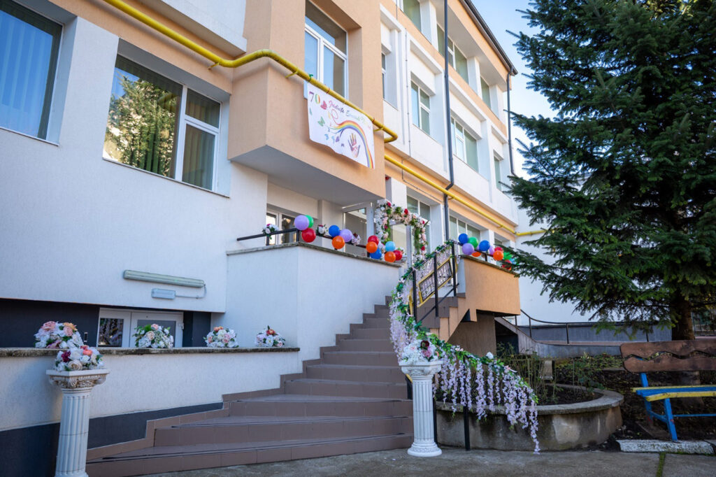 Grădinița Specială Fălticeni a sărbătorit 70 de ani de activitate într-un sediu modernizat cu 4,8 milioane de lei