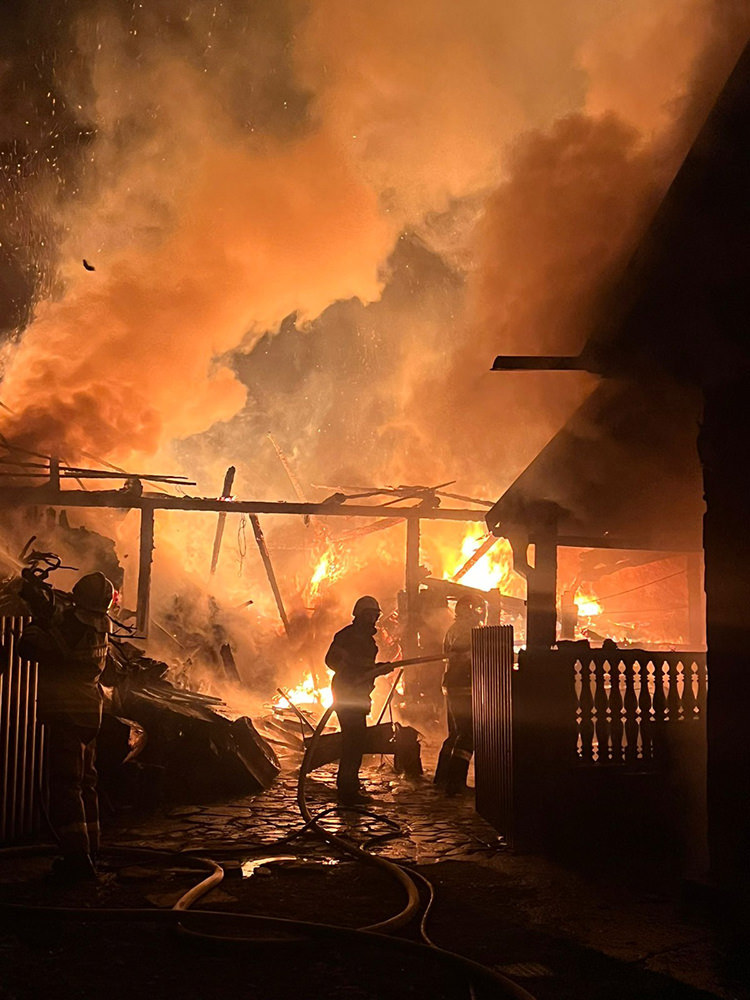 Pagube de 270 metri pătrați și animale moarte într-un incendiu în Putna, provocat cel mai probabil de un cablu electric defect