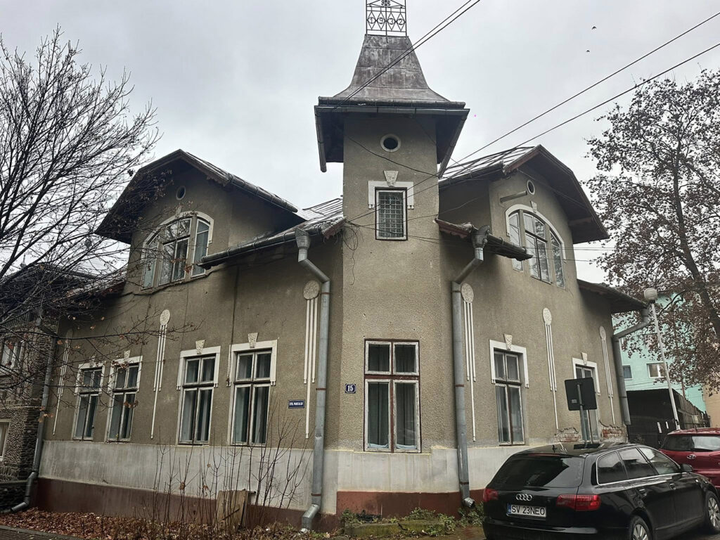 Primăria Municipiului Vatra Dornei scoate la licitație publică o clădire și un teren situate pe strada Parcului, numărul 15