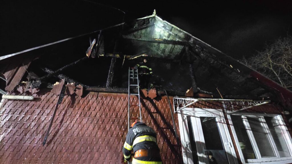 Un cabinet stomatologic și acoperișul casei învecinate au ars în Hurjuieni, în urma unui scurtcircuit electric