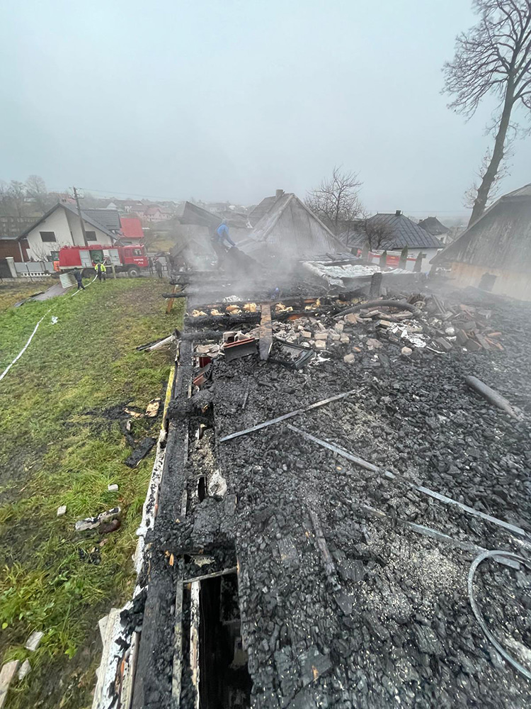 Un coș de fum neprotejat corespunzător a provocat un incendiu la o casă din Cajvana