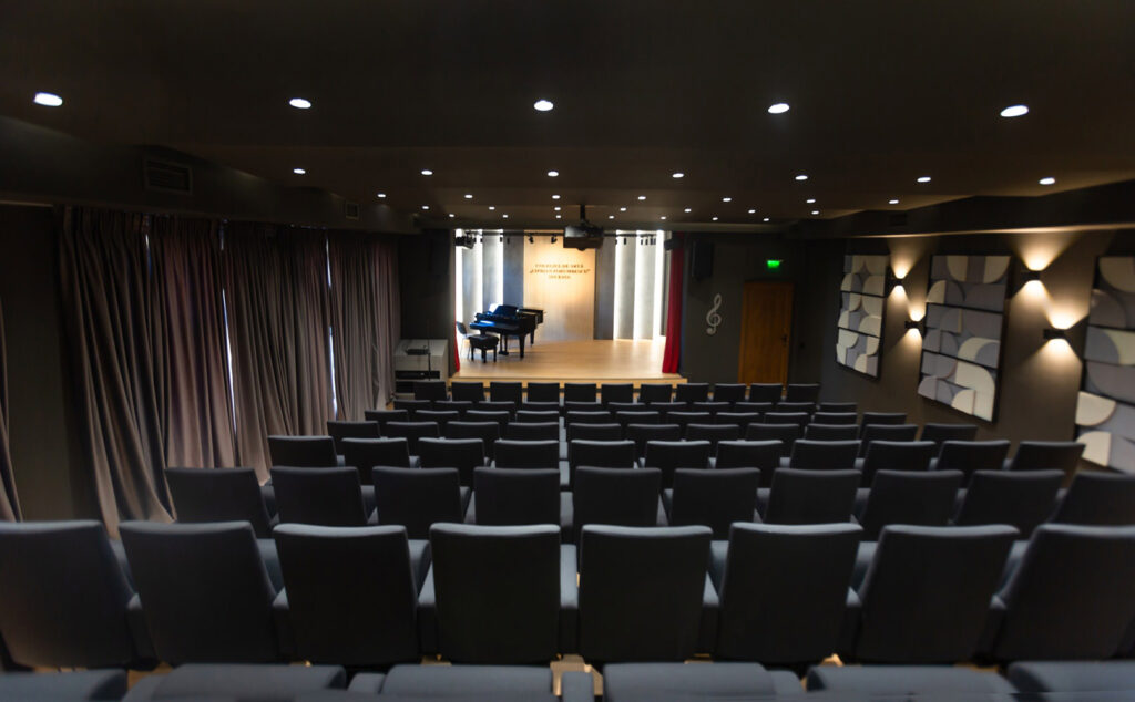 Auditoriumul Colegiului de Artă Ciprian Porumbescu din Suceava a fost inaugurat după o modernizare de 180.000 de euro