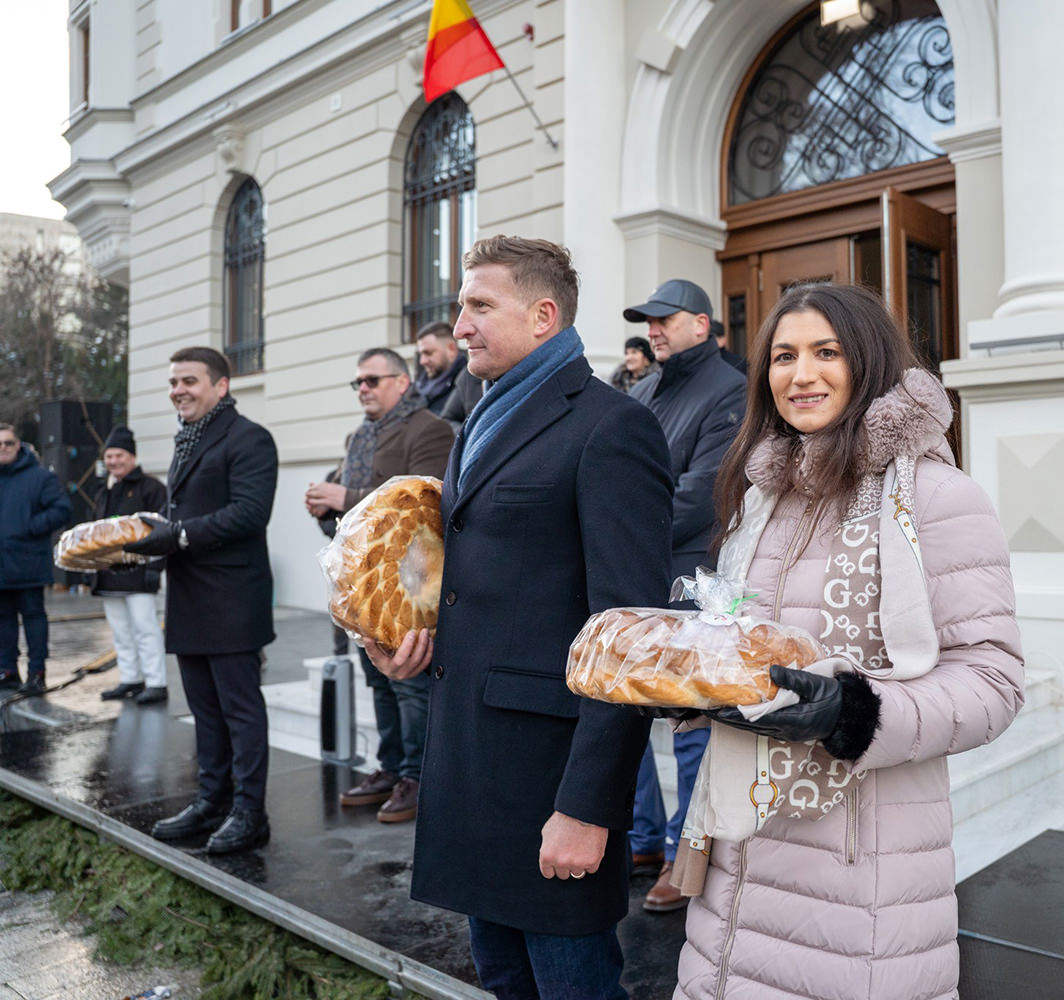 Campionii Sucevei, în tribuna oficială alături de autorități la festivalul "Obiceiuri de iarnă"