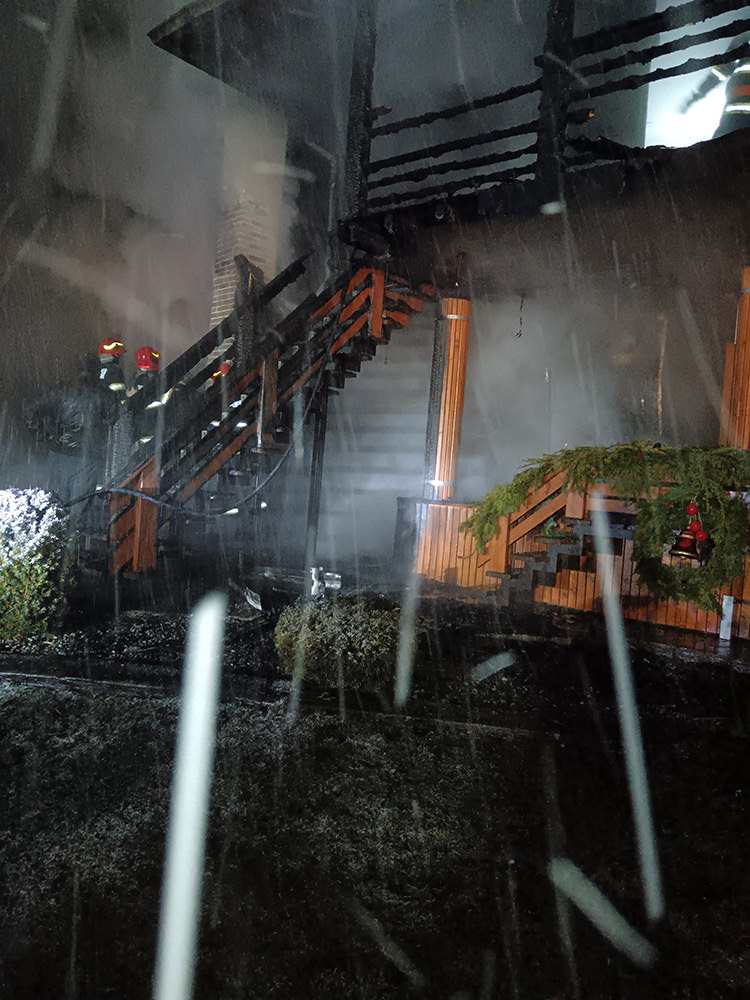 Gospodărie din Straja salvată în ultimul moment de pompieri