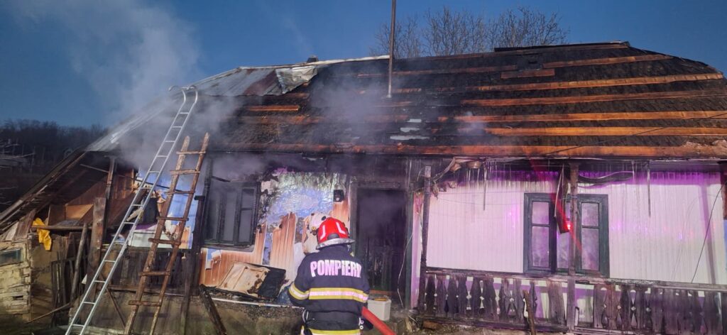 O casă din Forăști a fost cuprinsă de flăcări vineri după-amiază din cauza unei sobe amplasate necorespunzător