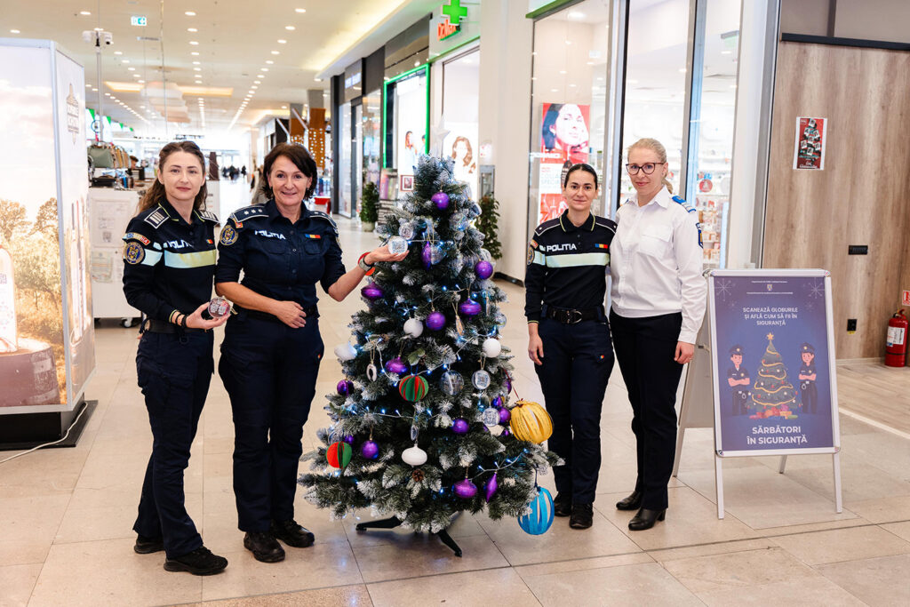Polițiștii au lansat campania „Bradul Prevenirii” la Iulius Mall Suceava pentru a oferi sfaturi digitale de siguranță